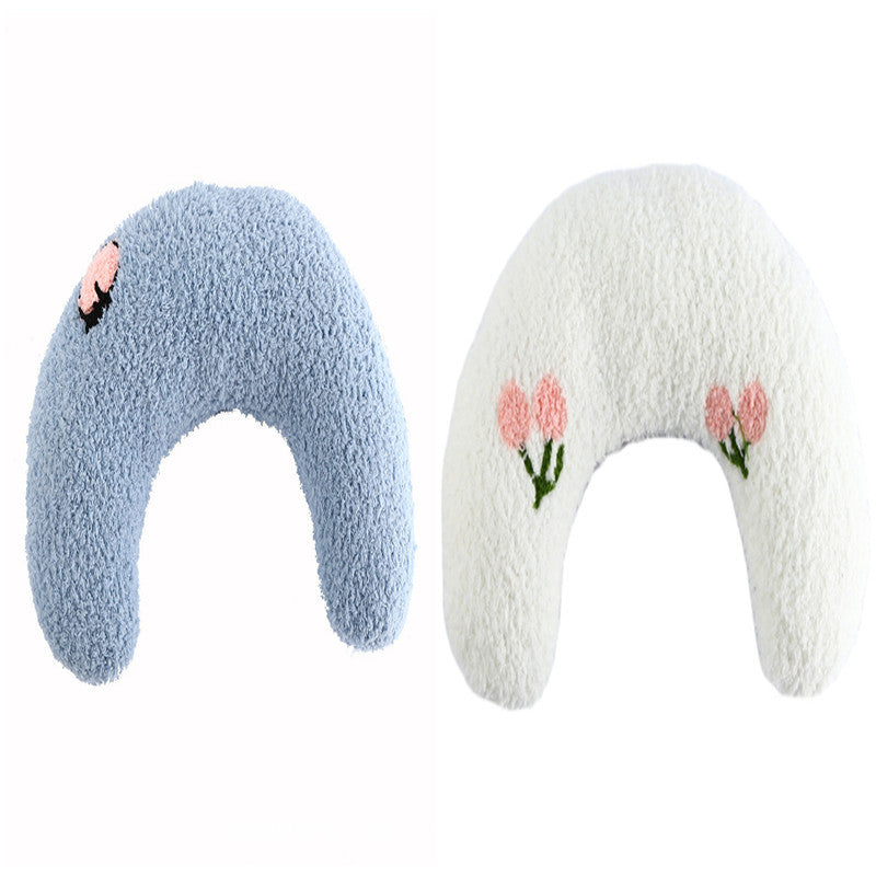 U-shaped fashion pillow for cats.