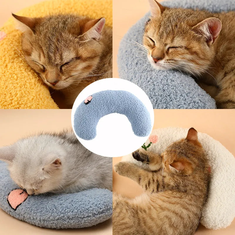 U-shaped fashion pillow for cats.