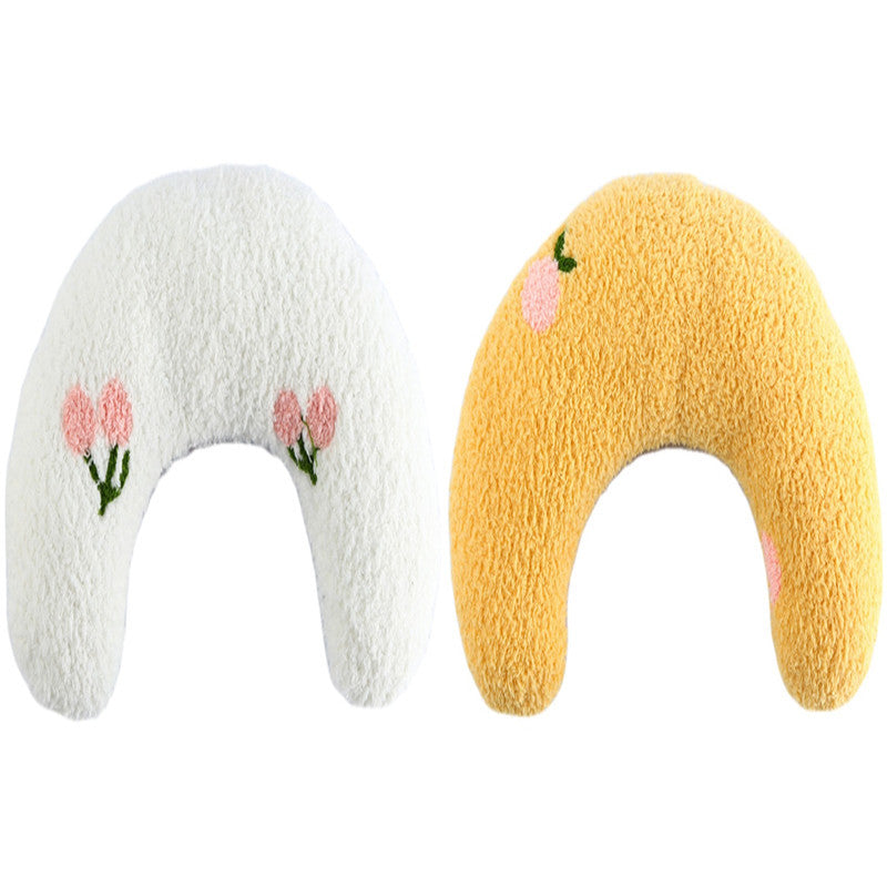 U-shaped fashion pillow for cats.