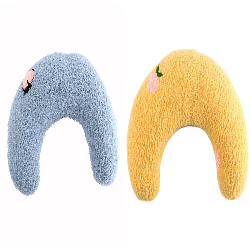 U-shaped fashion pillow for cats.