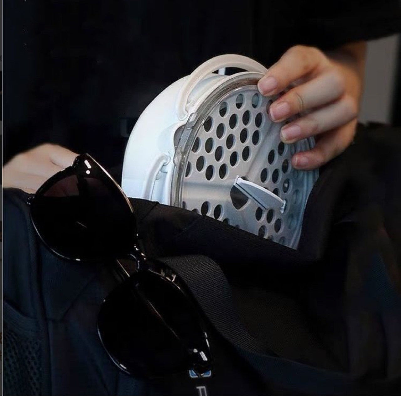 Portable folding electric cooker.