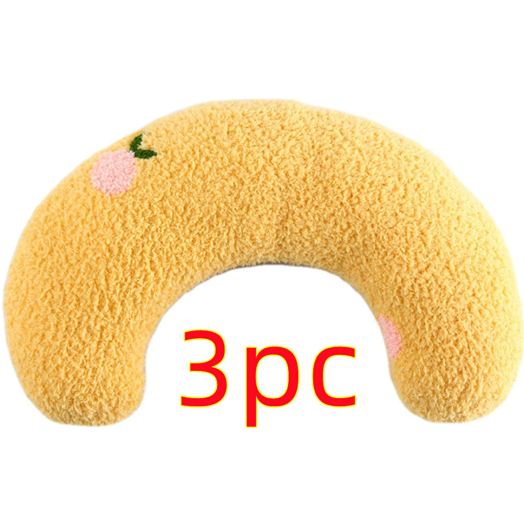 U-shaped fashion pillow for cats.