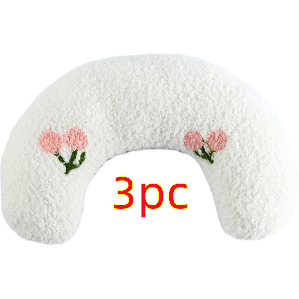 U-shaped fashion pillow for cats.
