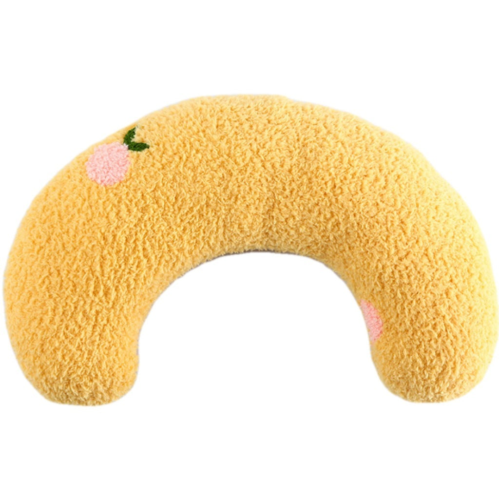 U-shaped fashion pillow for cats.